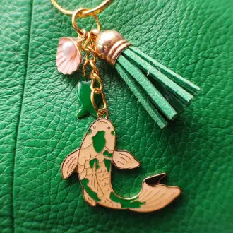 Porte-clé carpe koï verte sur sac vert