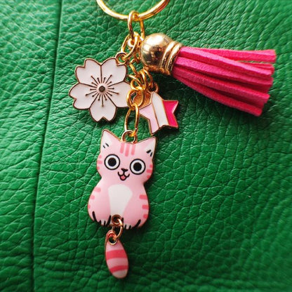 Porte-Clé "Chat Rose Tigré Éclatant" vue sac vert