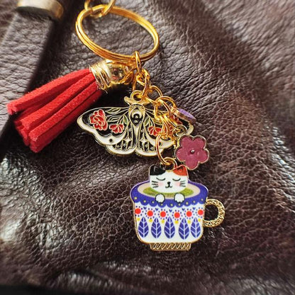 Porte-clé élégant avec pompon rouge vif et breloque chat tricolore