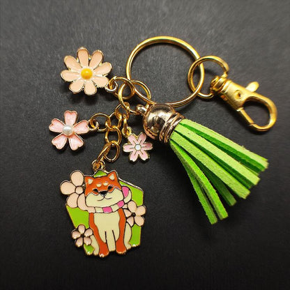 Porte-clé Shiba au milieu de fleurs roses avec pompon vert clair