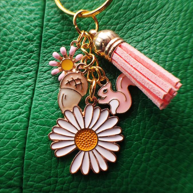 Porte-Clé "Écureuil Rose et Marguerite Blanche" vue sur sac vert