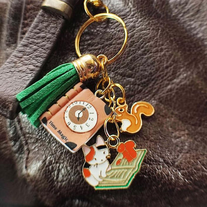 Détail 1 porte clé Chat tricolore en métal émaillé avec écureuils et livres