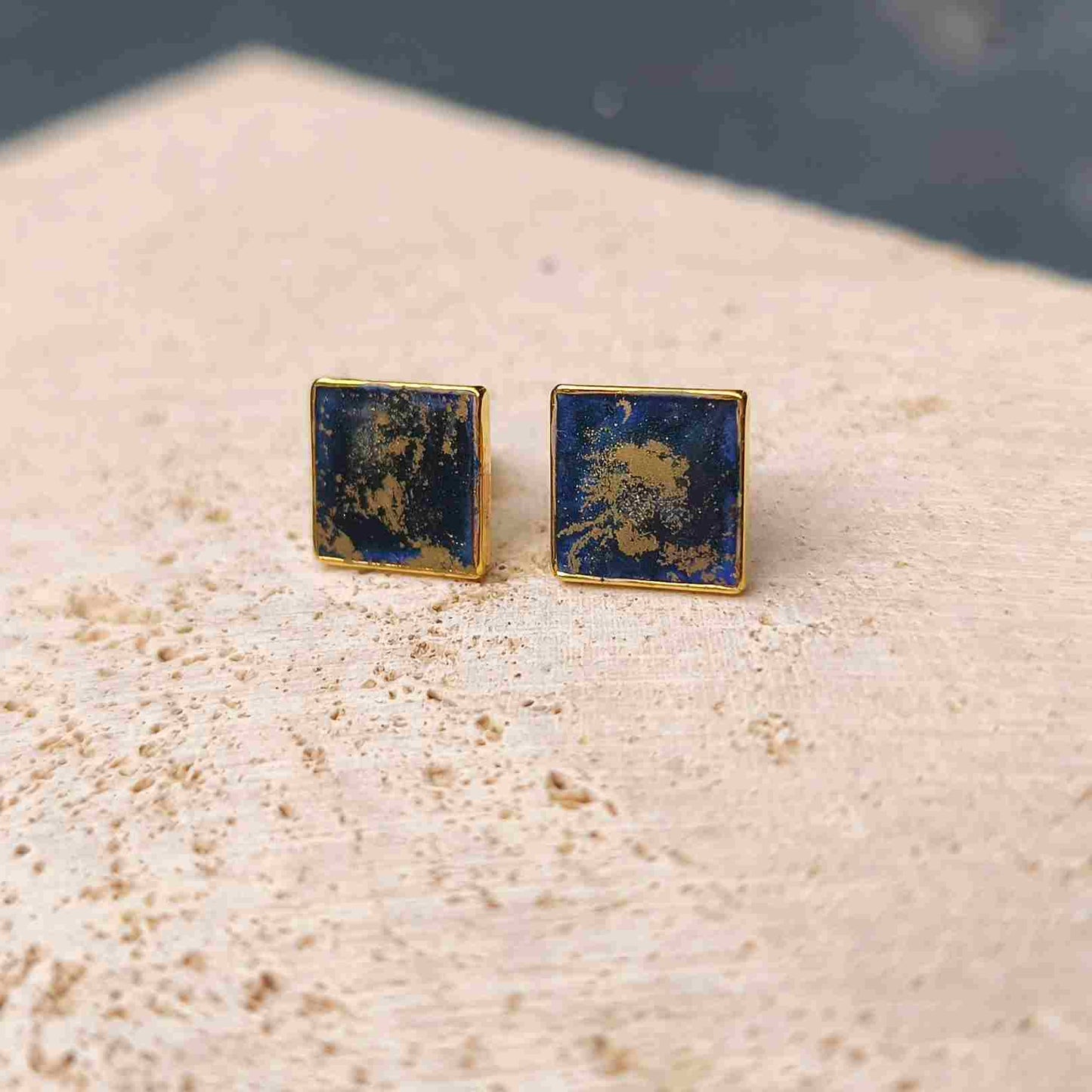 Bijou artisanal bleu foncé avec éclats dorés style Art Déco