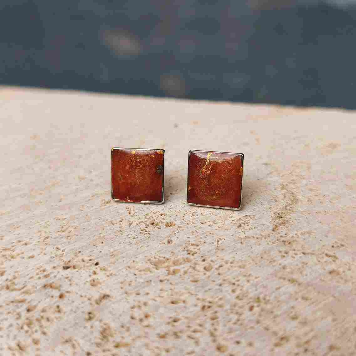 Boucles d’oreilles puces carrées Rouge Alchimique 10 mm
