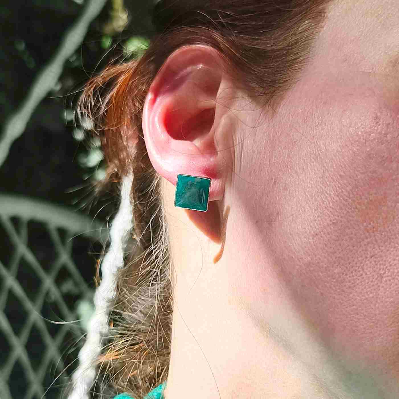 puces oreilles carrée vert argent inox portées
