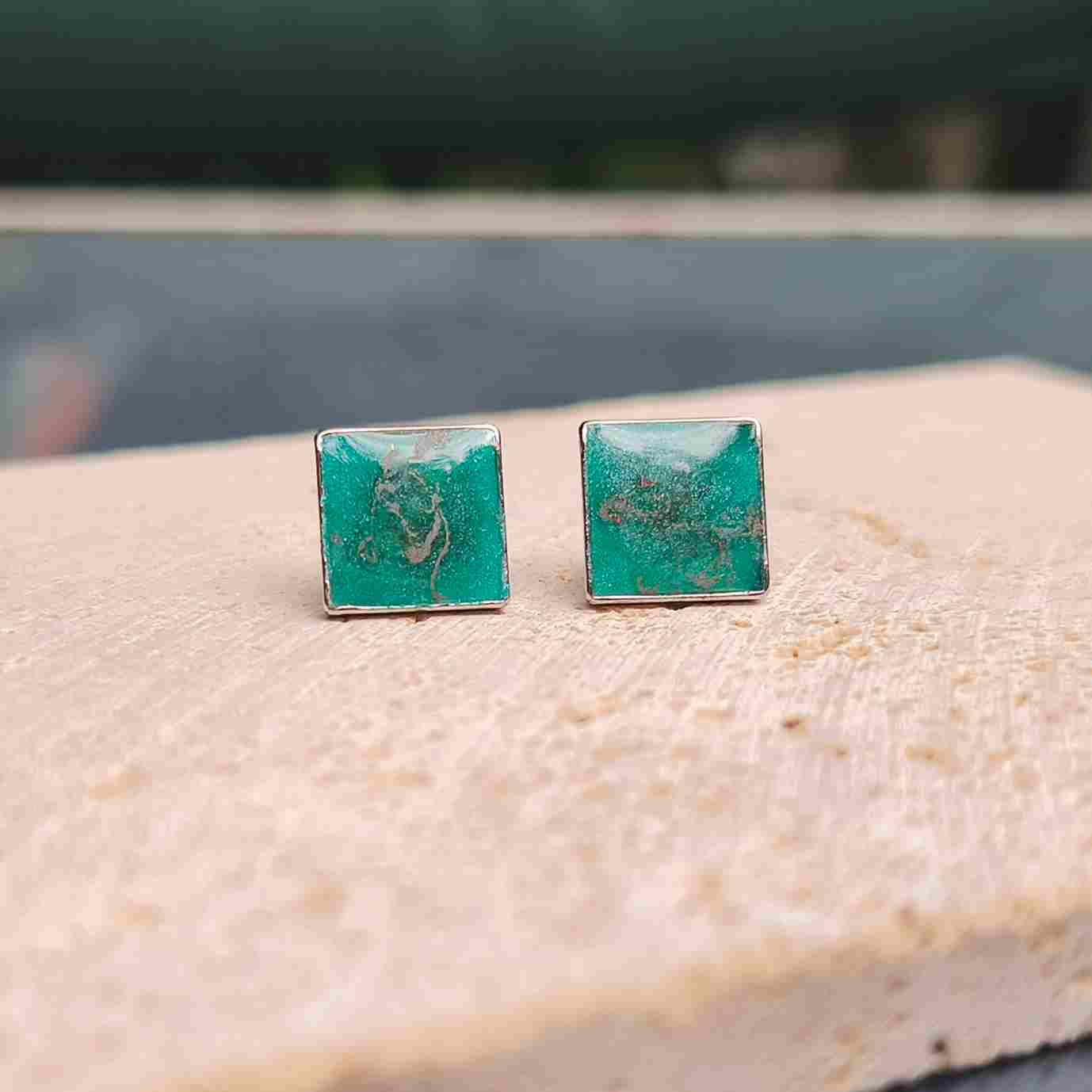 Puces femme couleur émeraude avec reflets lumineux