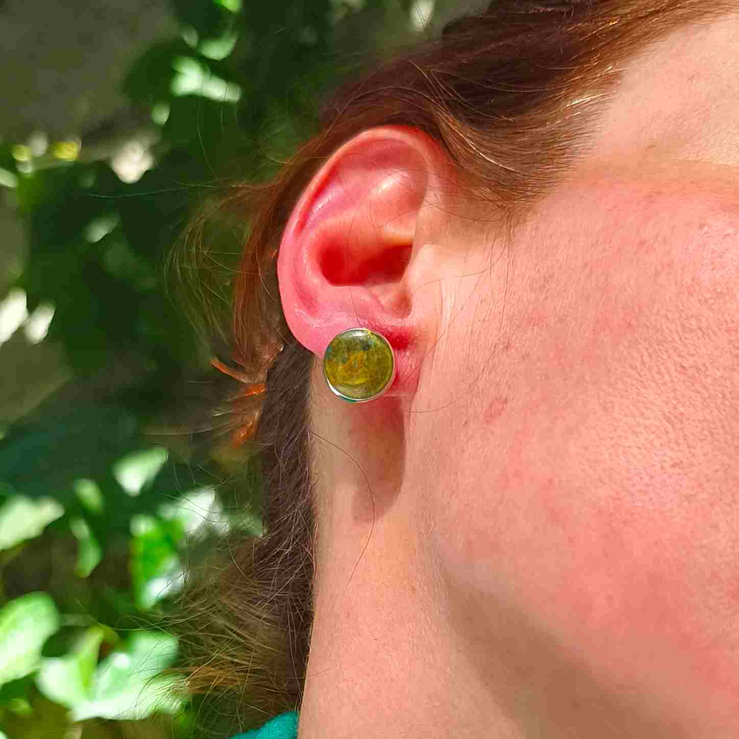 puces oreilles soleil kaki portées