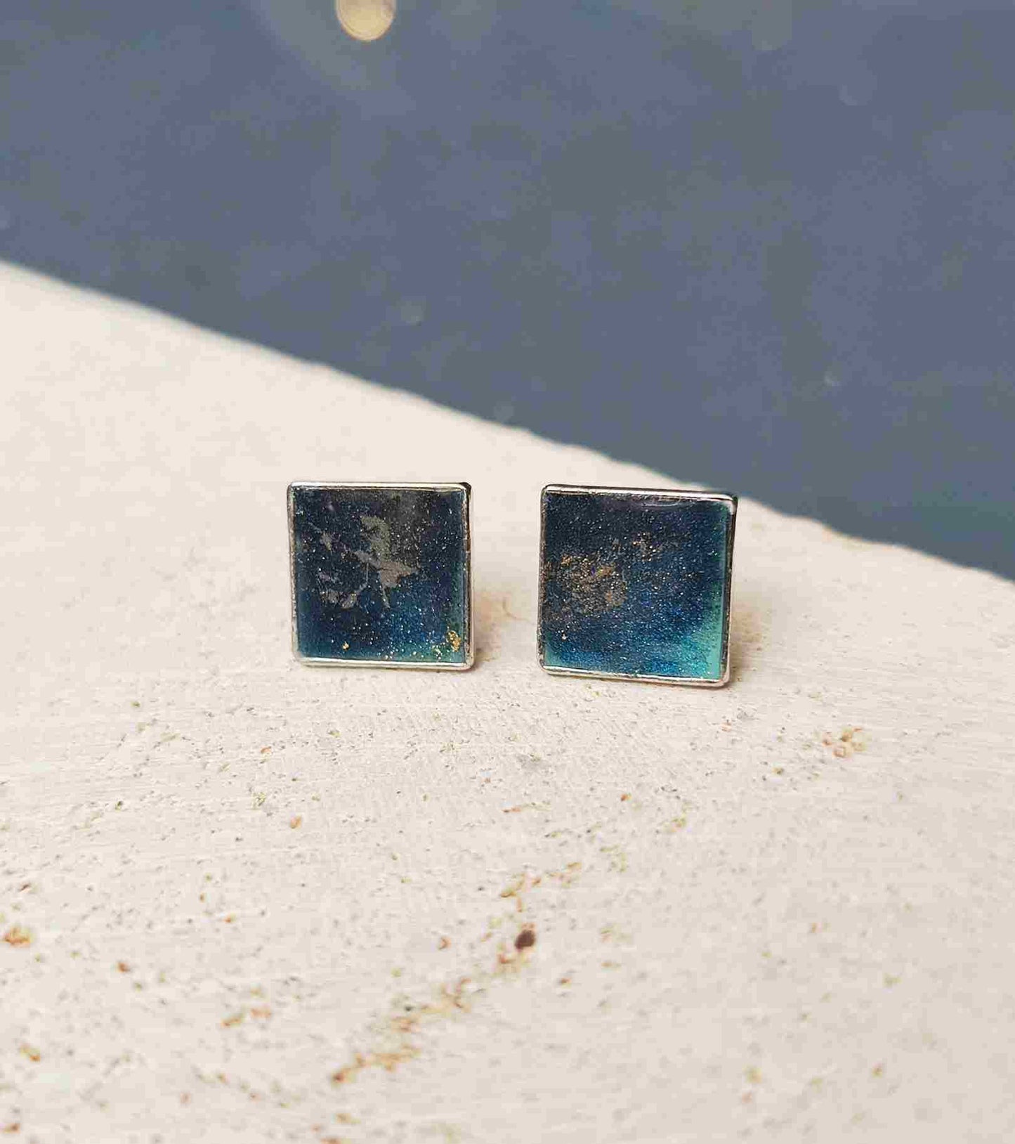 Bijou artisanal bleu nuit et vert émeraude éclats métalliques