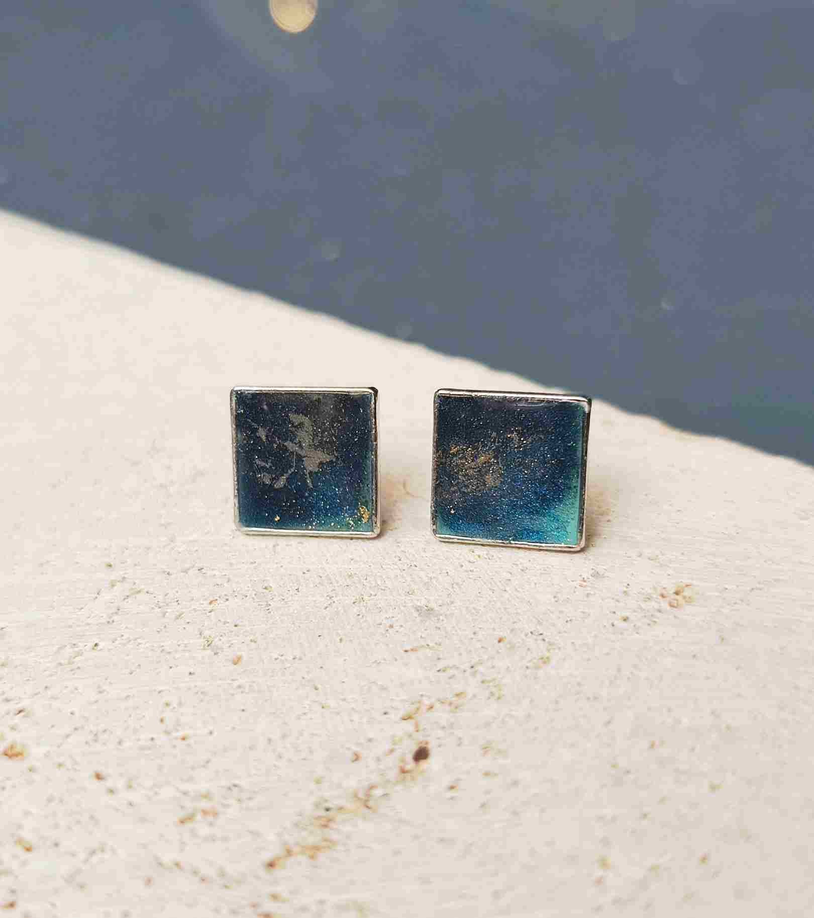 Bijou artisanal bleu nuit et vert émeraude éclats métalliques