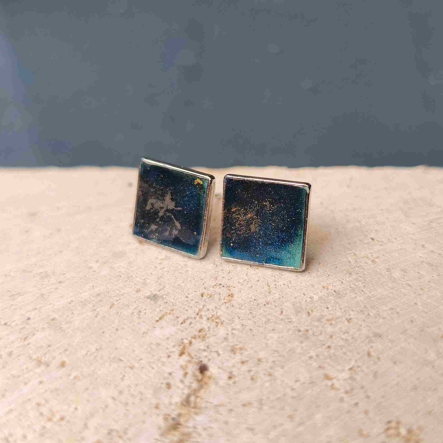Boucles d'oreilles carrées bleu nuit et vert émeraude poudres métalliques plaqué or 18K