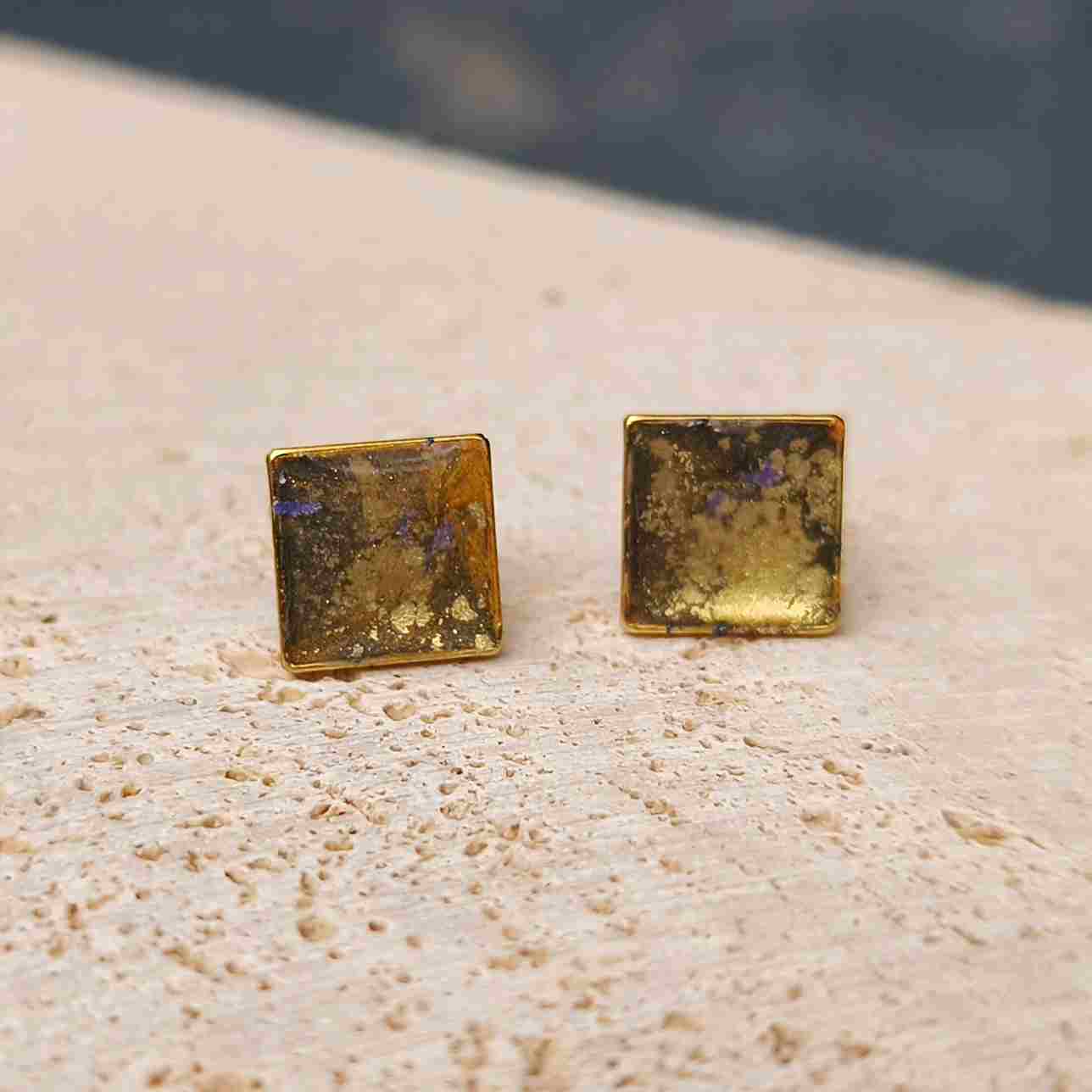 Boucles d’oreilles puces carrées 10 mm mauve profond avec explosion d’or Terra Mystica